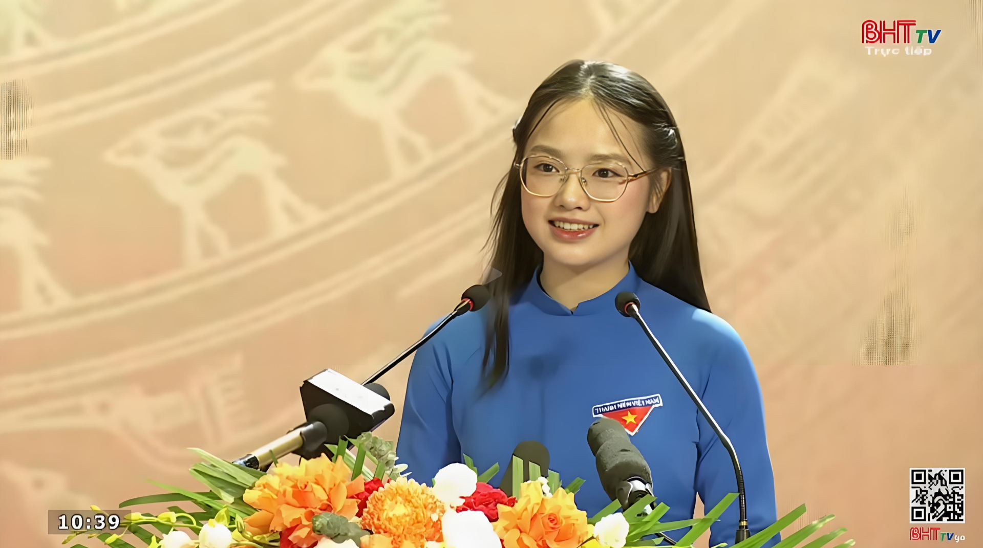 Nữ sinh tự tin phát biểu tại lễ kỷ niệm