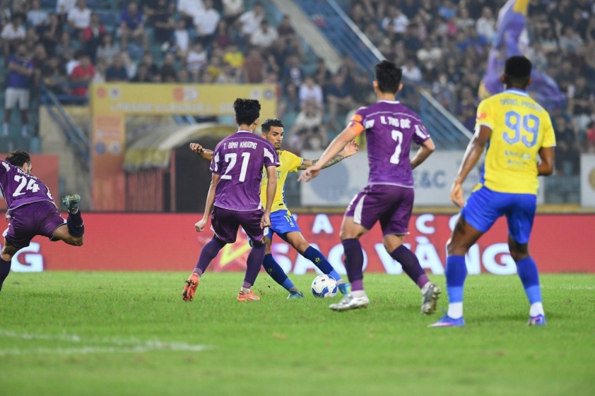 Tiền vệ số 11 hoàn tất cú đúp với bàn thắng ấn định tỷ số 4-2 cho đội chủ nhà