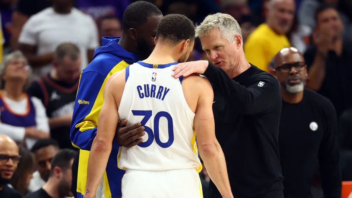 Draymond Green bên cạnh Steve Kerr và Stephen Curry
