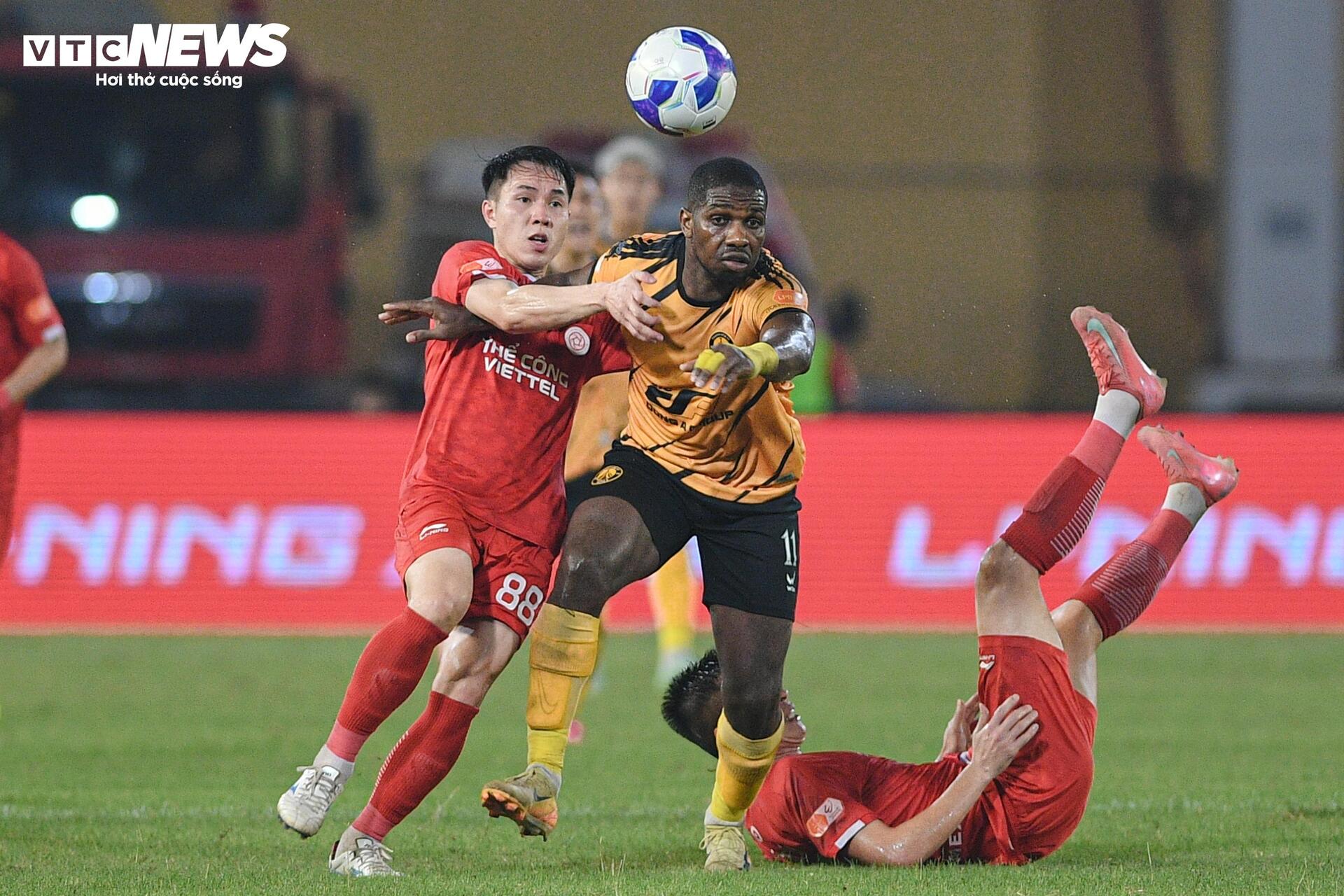 Hàng phòng ngự Thanh Hóa khóa chặt tuyến trên của Viettel