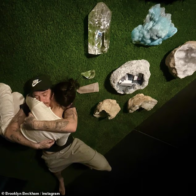 Brooklyn Beckham và vợ trong khoảnh khắc hạnh phúc