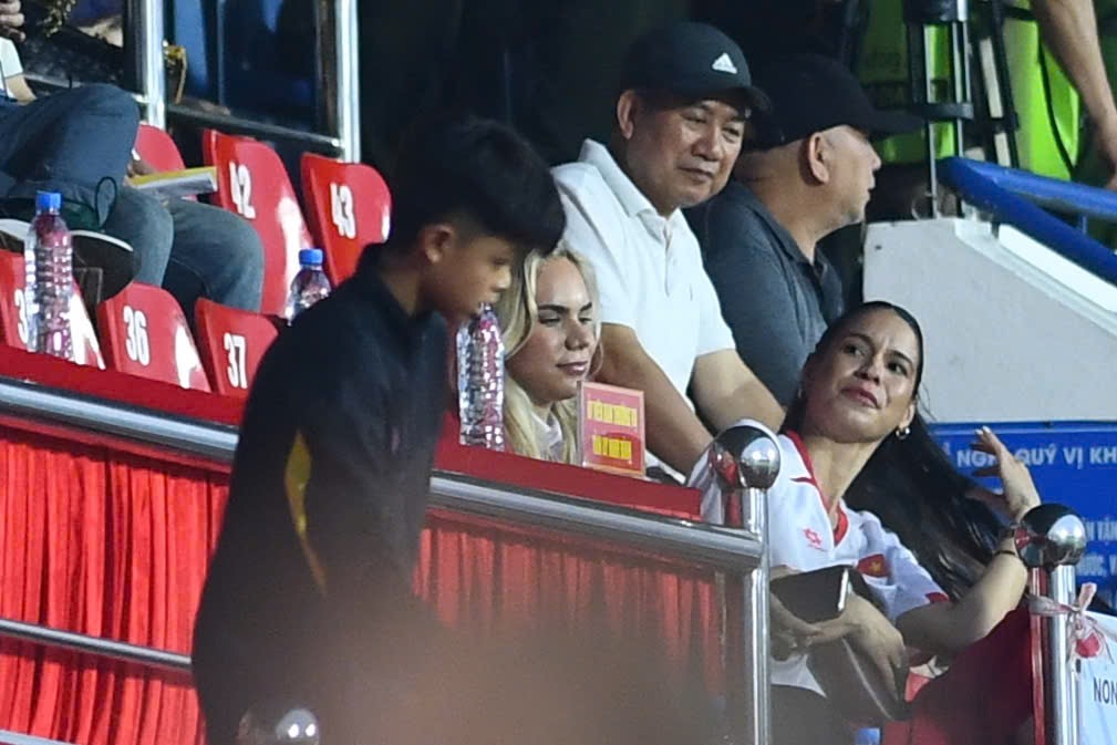 Gia đình Xuân Son cổ vũ trên sân vận động