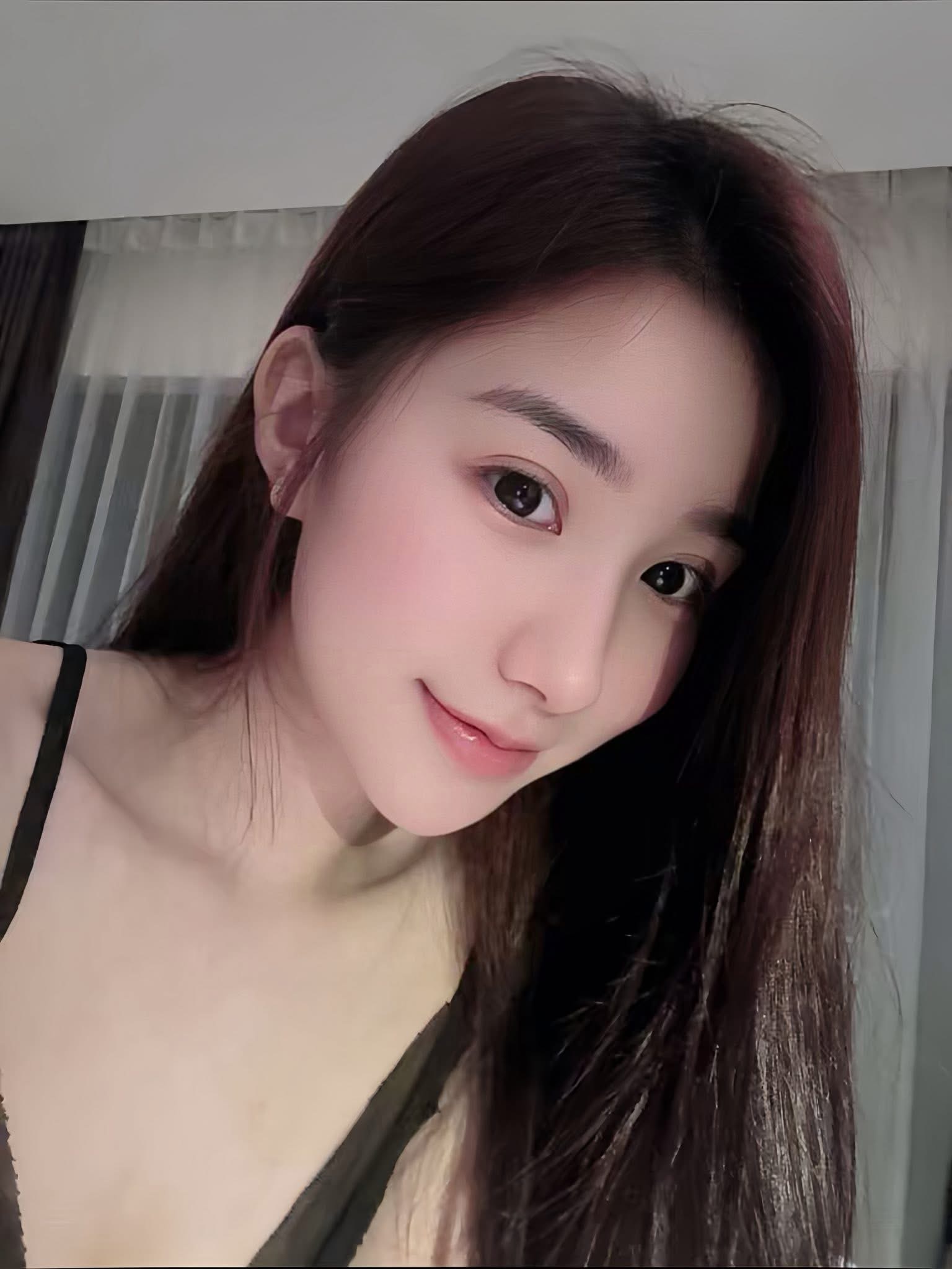 bạn trai ngắm trọn nhan sắc hot girl cự ly gần