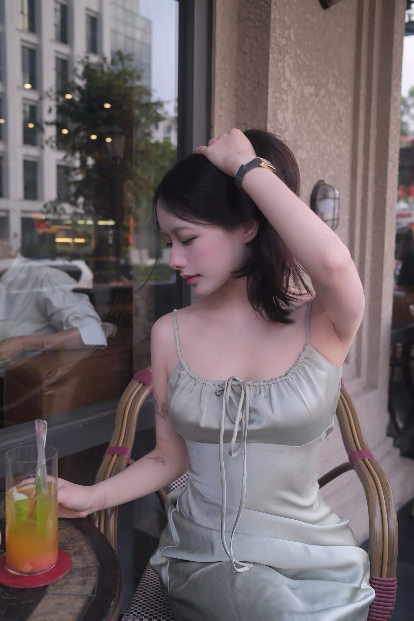 Nữ thần cosplay khoảnh khắc vén tóc ngọt ngào tại quán cà phê Hà Vi vén tóc đầy duyên dáng tại quán cà phê