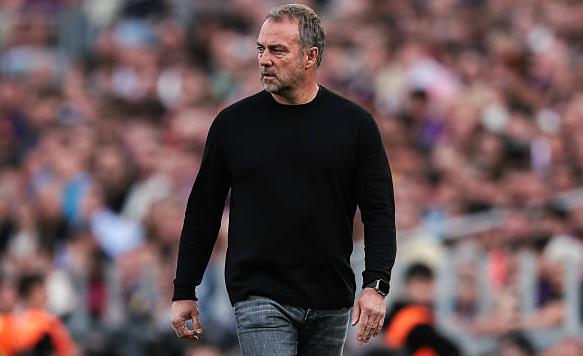 Hansi Flick vẫn bình thản dù Barcelona đang hơn Real Madrid 9 điểm. HLV Hansi Flick bên lề trận đấu của Barcelona