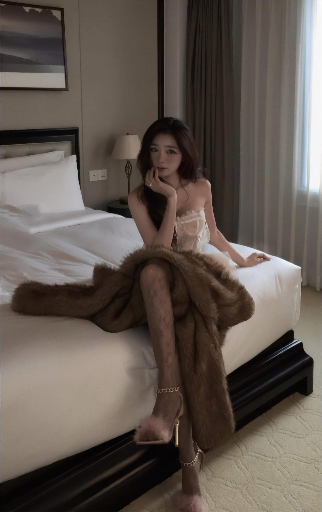 Gái xinh gợi cảm combat kẻ khiếm nhã sau màn khoe outfit đi làm bị soi mói