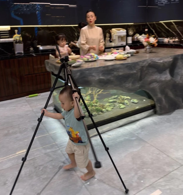 Jimmy nghịch ngợm khi cùng mẹ vào bếp