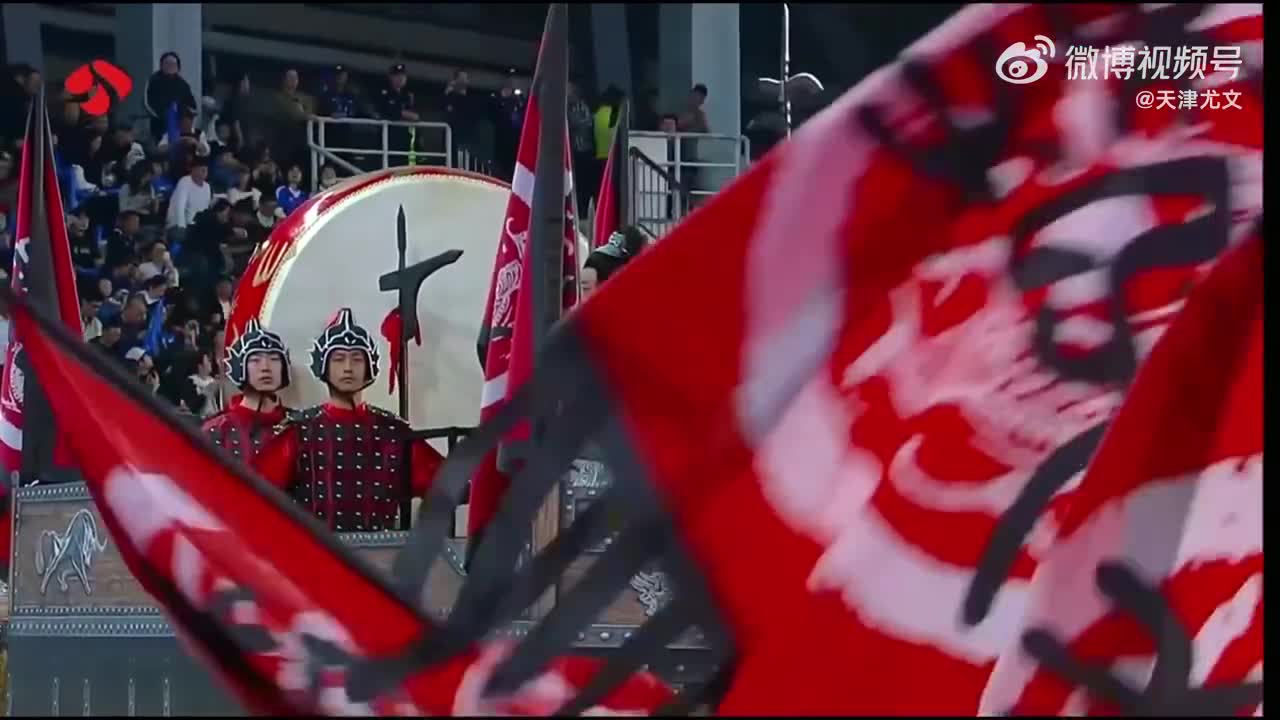 Hà Nhuận Đông hóa trang Tây Sở Bá Vương tại sân vận động