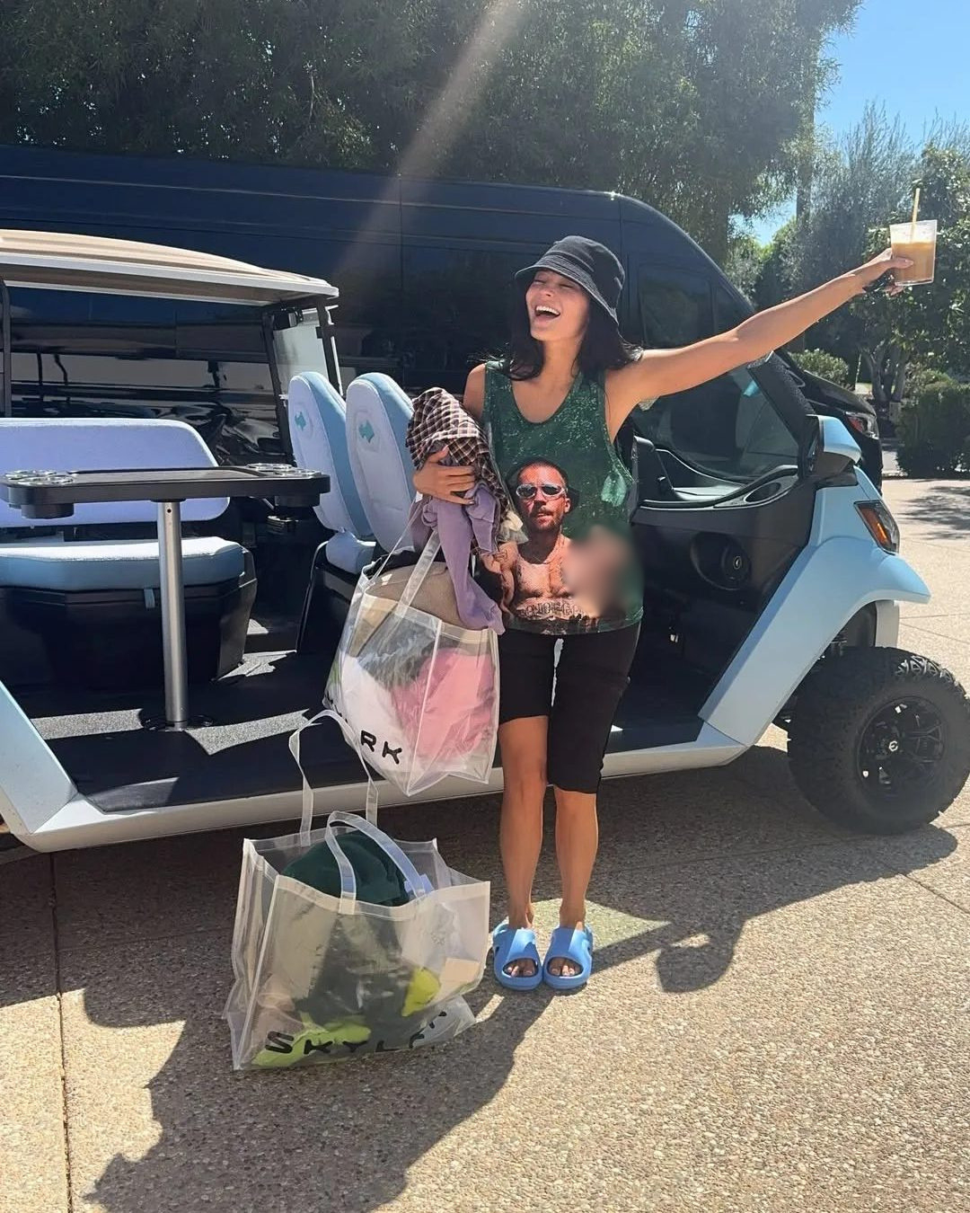 Dân tình nghi Kylie Jenner bị vỡ túi ngực khi bung xoã cực vui ở Coachella- Ảnh 9. Kylie khoe chuyến mua sắm hỗ trợ vợ chồng nhà Bieber