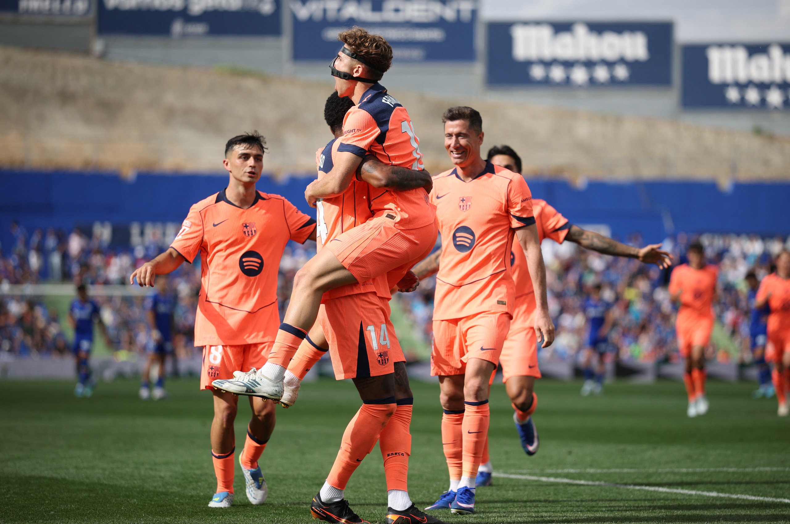 Cầu thủ Barca ăn mừng chiến thắng