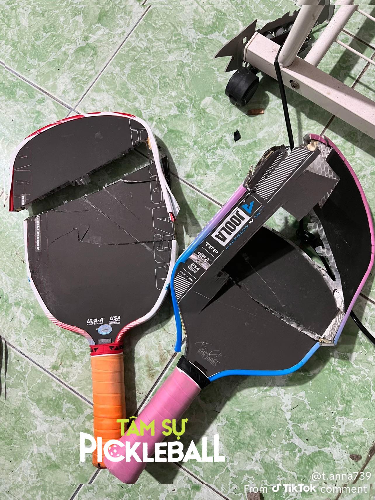 Bị chồng chặt nát 2 cây vợt chục triệu đồng vì mải đánh pickleball quên nghe điện thoại - Ảnh 1.