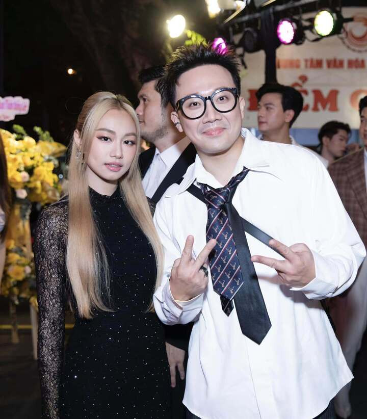 Trấn Thành hỗ trợ nữ diễn viên Ngân Hoà.