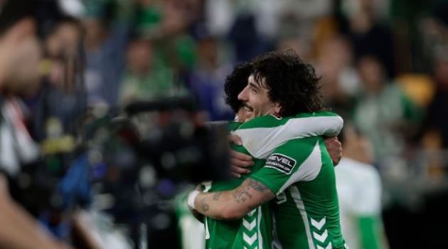 Hector Bellerin ghi bàn gỡ hòa cho Betis