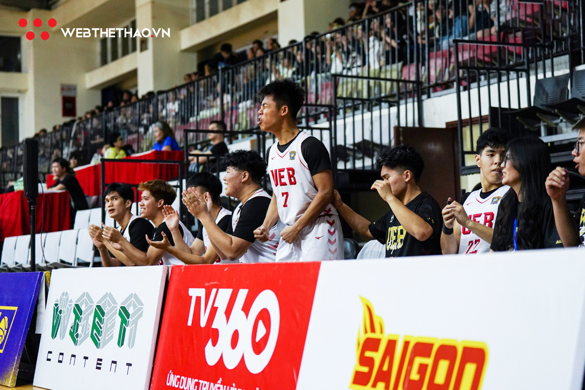 Trận bóng rổ sinh viên được tổ chức trong nhà thi đấu đầy đủ âm thanh ánh sáng và truyền hình