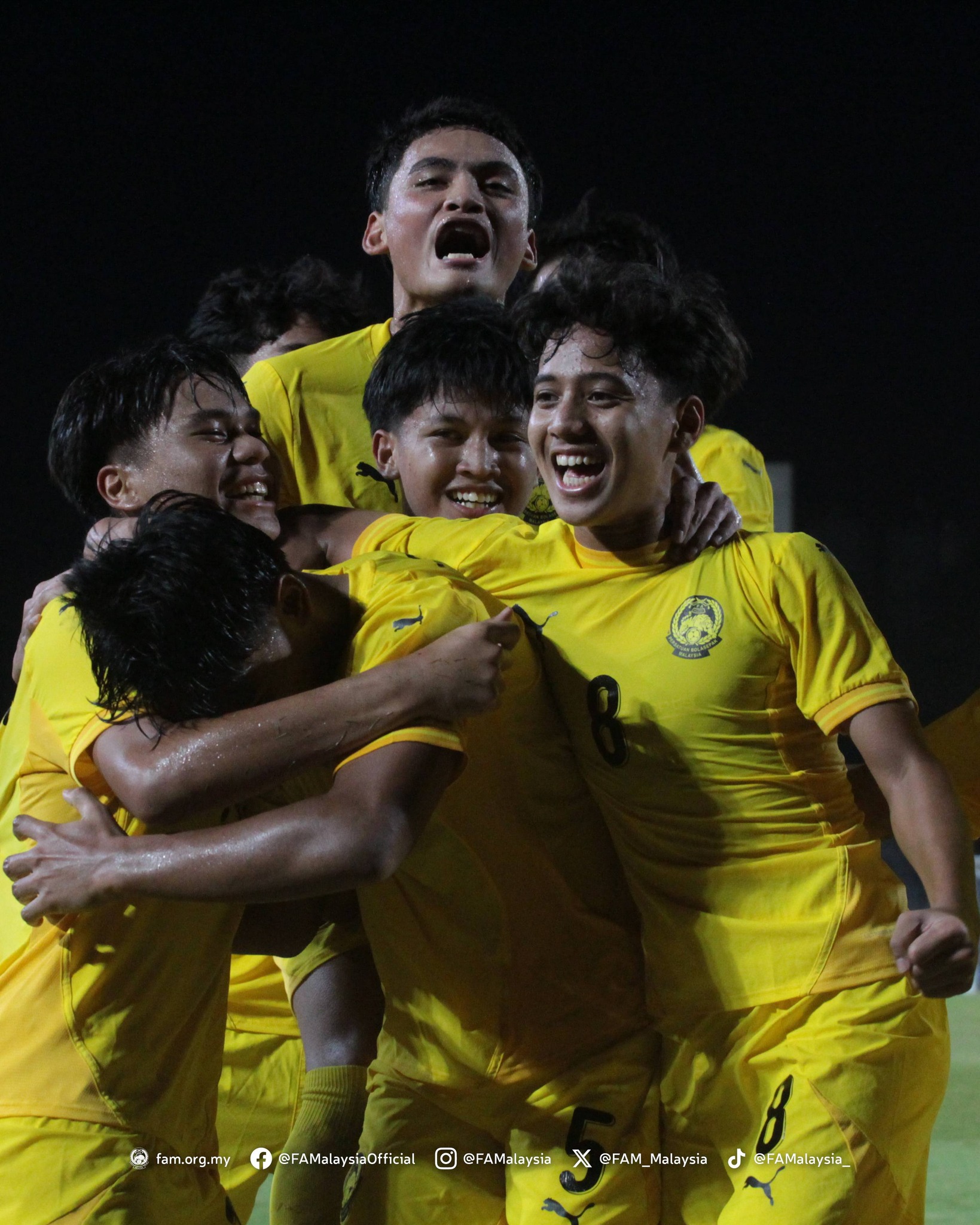 Các cầu thủ U17 Malaysia ăn mừng bàn thắng