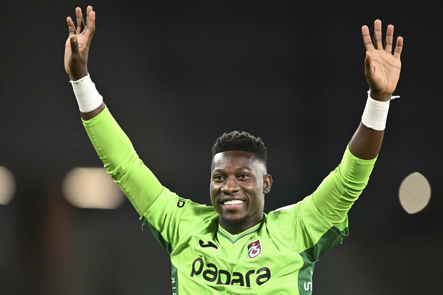 Andre Onana chào CĐV Trabzonspor