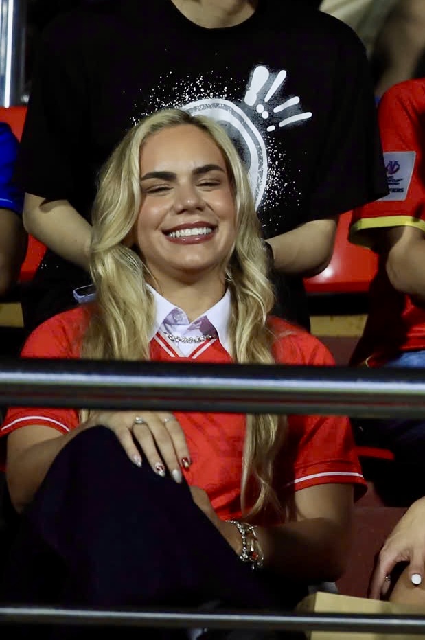 Vợ Xuân Son cổ vũ Đội tuyển bóng đá Việt Nam