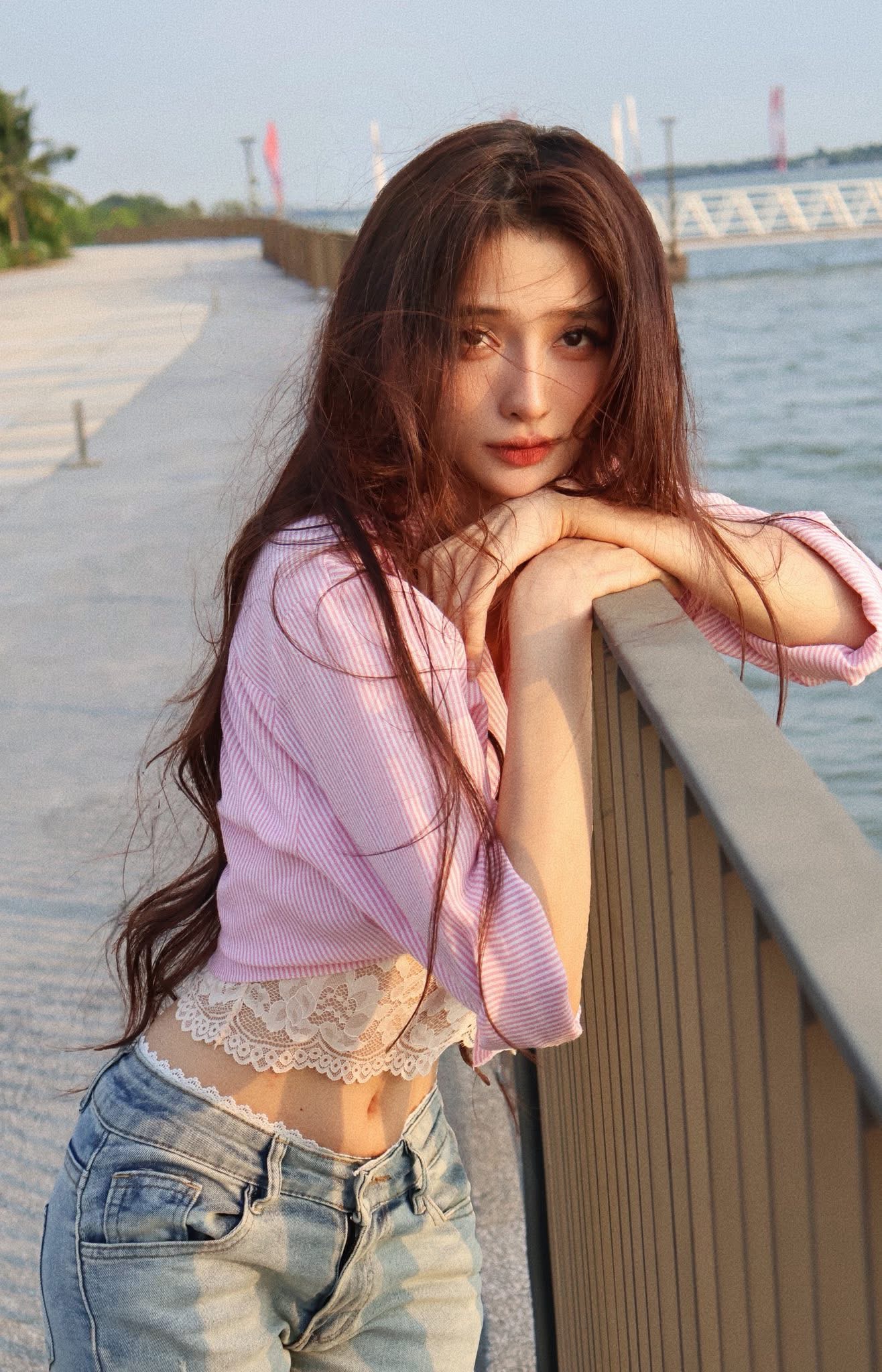 Gái xinh gợi cảm combat kẻ khiếm nhã sau màn khoe outfit đi làm bị soi mói