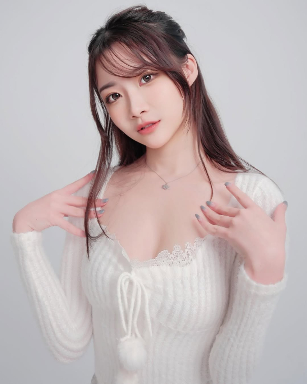 Hình ảnh nữ kỹ sư xinh đẹp bên máy tính