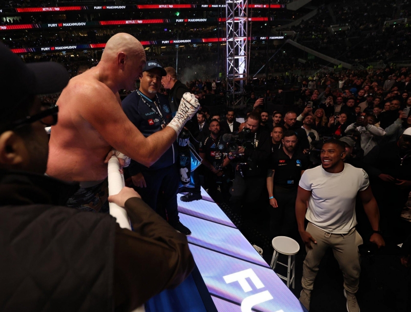 Tyson Fury và Anthony Joshua (áo trắng) đang rất gần màn so găng chính thức Tyson Fury và Anthony Joshua chuẩn bị đối đầu