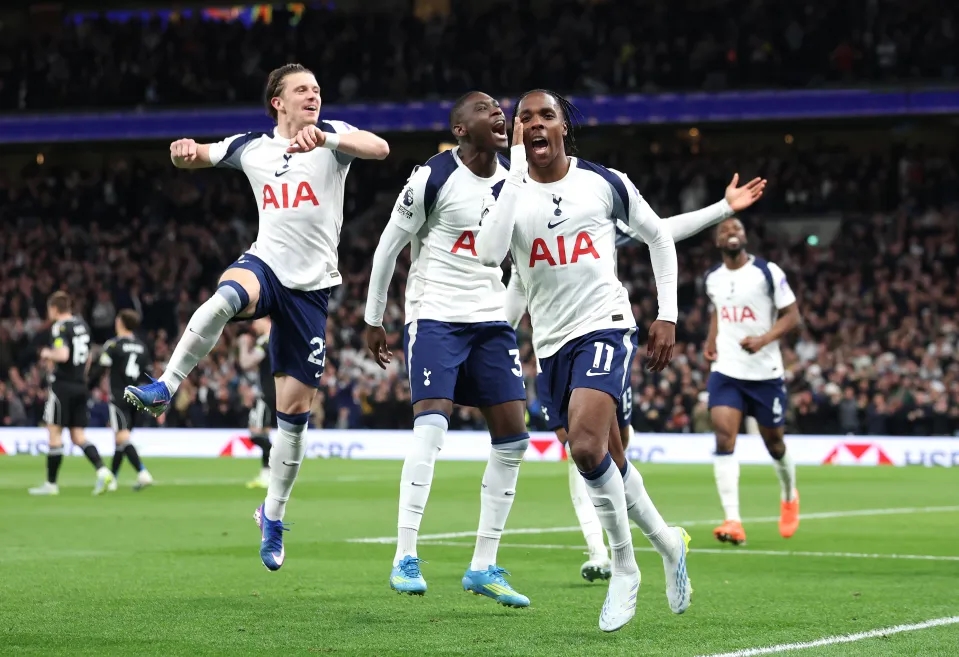 Tottenham sáng cửa trụ hạng trước vòng đấu cuối. Tottenham sáng cửa trụ hạng trước vòng đấu cuối.