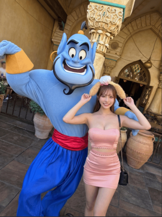 Hot girl diện váy hồng chụp ảnh cùng Thần Đèn Genie
