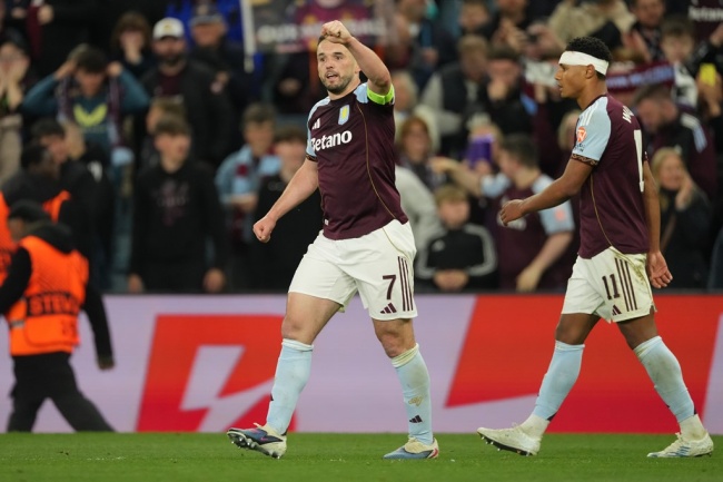 Aston Villa hủy diệt Nottingham.