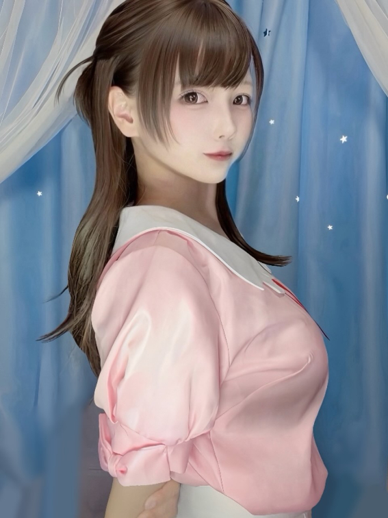 Hot girl cosplay khoe và che vòng một tạo nên phản ứng trái ngược
