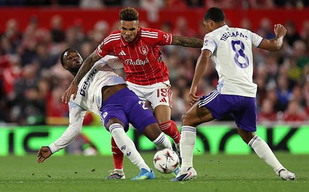 Aston Villa chơi thận trọng tại City Ground