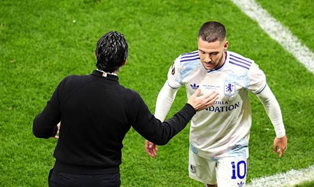 Unai Emery tiết lộ Emiliano Buendia tức giận khi bị thay ra. Unai Emery tiết lộ Emiliano Buendia tức giận khi bị thay ra.