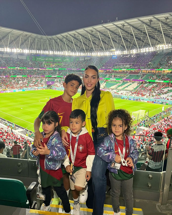 Georgina dẫn con đi cổ vũ Ronaldo
