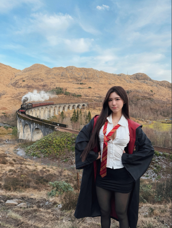 Veronica khoe thần thái chuẩn phù thủy trong cosplay Harry Potter