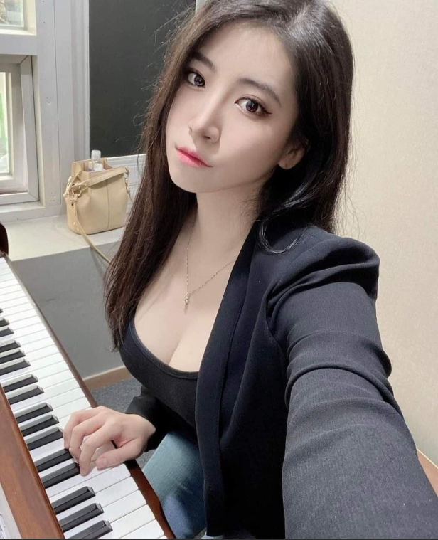 Hot girl dạy piano online gây sốt mùa dịch Nữ streamer piano xinh đẹp biểu diễn online