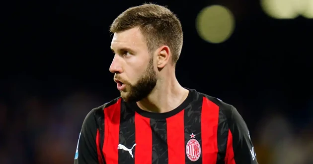 Strahinja Pavlovic thi đấu cho AC Milan