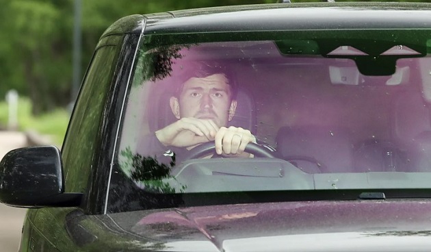 Gương mặt của Maguire lộ rõ sự mệt mỏi. Harry Maguire với biểu cảm buồn bã tại sân tập