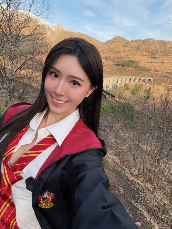 Veronica trong bộ đồng phục Hogwarts tạo dáng bên đường ray tàu