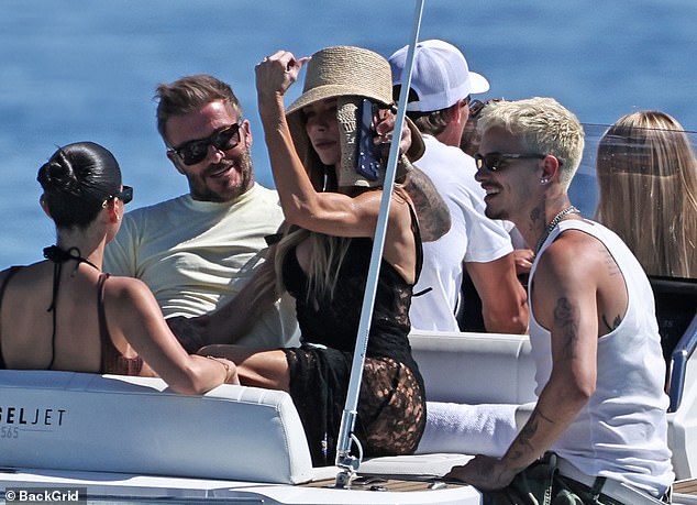 Victoria khoe vóc dáng săn chắc, sexy bên cạnh David Victoria Beckham khoe vai trần bên du thuyền