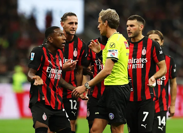 Thắng Napoli với 10 người, AC Milan chiếm ngôi đầu bảng ở Serie A - Ảnh 2.