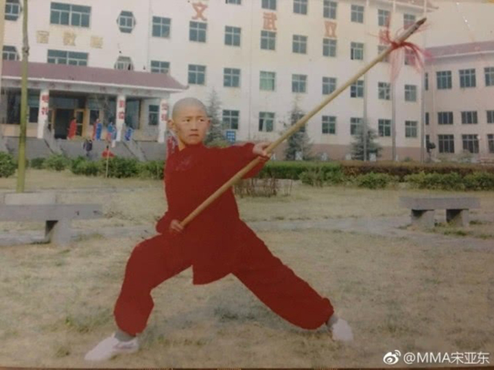 Tống Á Đông tập luyện kungfu Thiếu Lâm