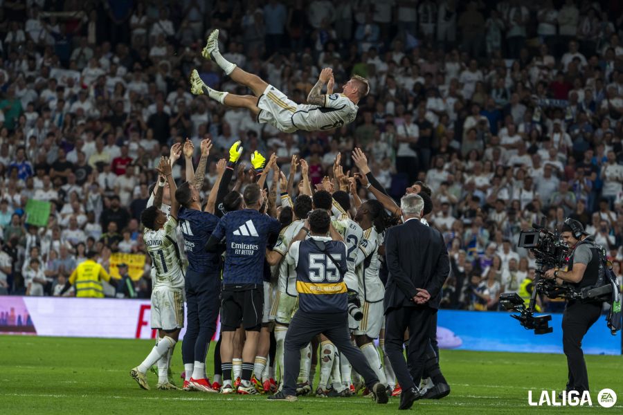 Real đang nhỉnh hơn đúng 1 danh hiệu. Real Madrid dẫn trước Barcelona một danh hiệu