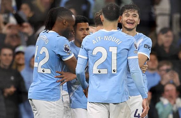 Manchester City áp sát Arsenal trên bảng xếp hạng Ngoại hạng Anh. Man City thu hẹp khoảng cách với Arsenal trên BXH