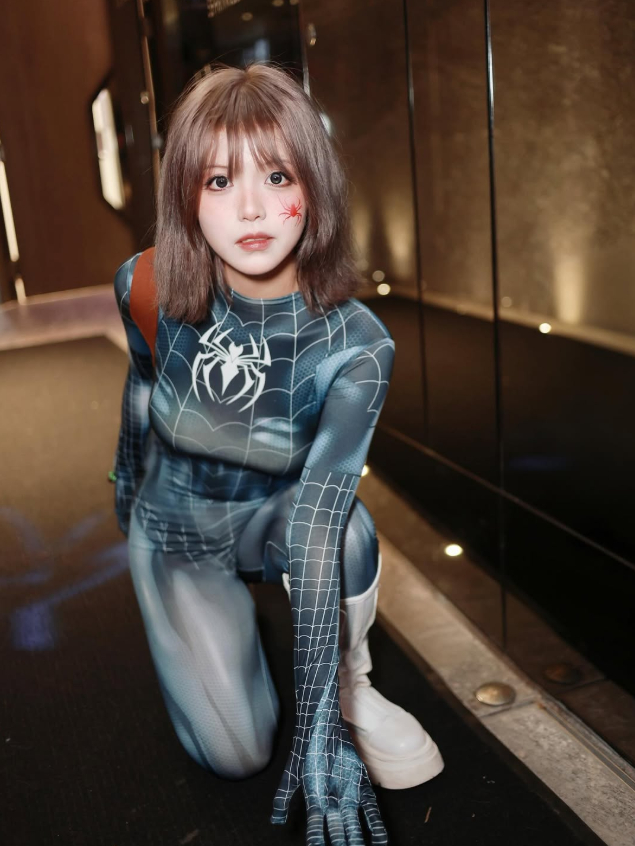 Vẻ đẹp trẻ trung khi cosplay Nhện Đen Nữ cosplayer khoe vẻ đẹp trẻ trung trong trang phục Nhện Đen