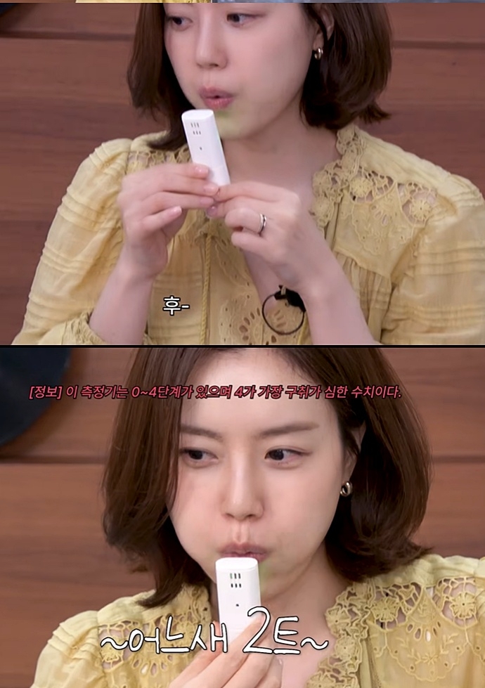 Moon Chae Won dùng máy đo tình trạng hơi thở để chứng minh mình không bị hôi mồm.