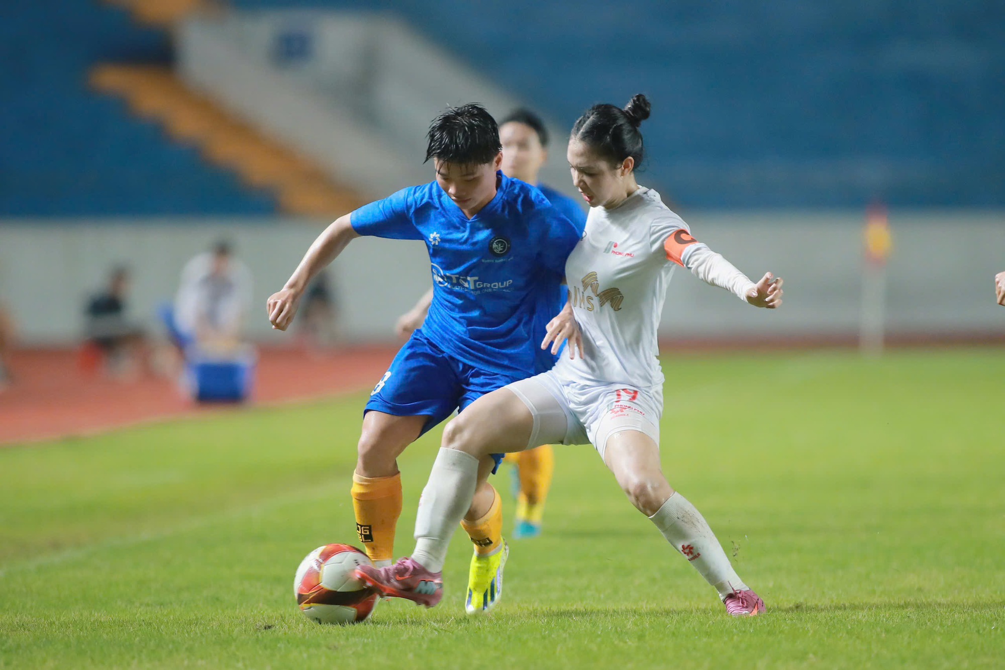 Thái Nguyên T&T (áo xanh) hòa 1-1 trước Phong Phú Hà Nam