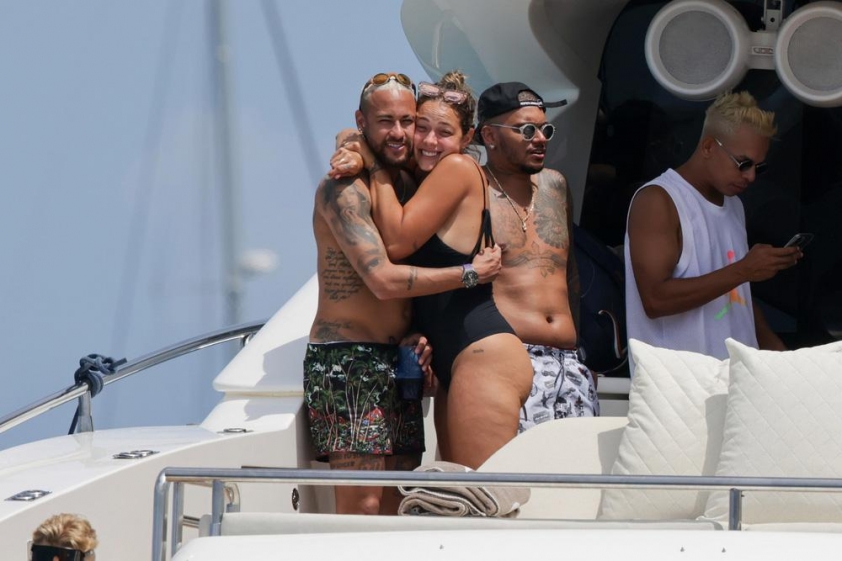 Neymar tổ chức tiệc trên siêu du thuyền cùng bạn bè