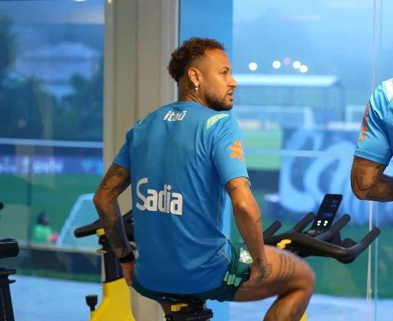 Tình trạng chấn thương Neymar gây tranh cãi nội bộ đội tuyển Brazil