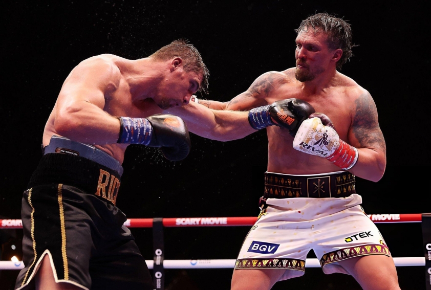 Oleksandr Usyk (phải) gặp vô vàn khó khăn trước Rico Verhoeven.
