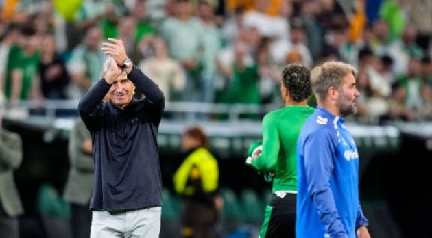 HLV Manuel Pellegrini ăn mừng chiến thắng cùng Real Betis
