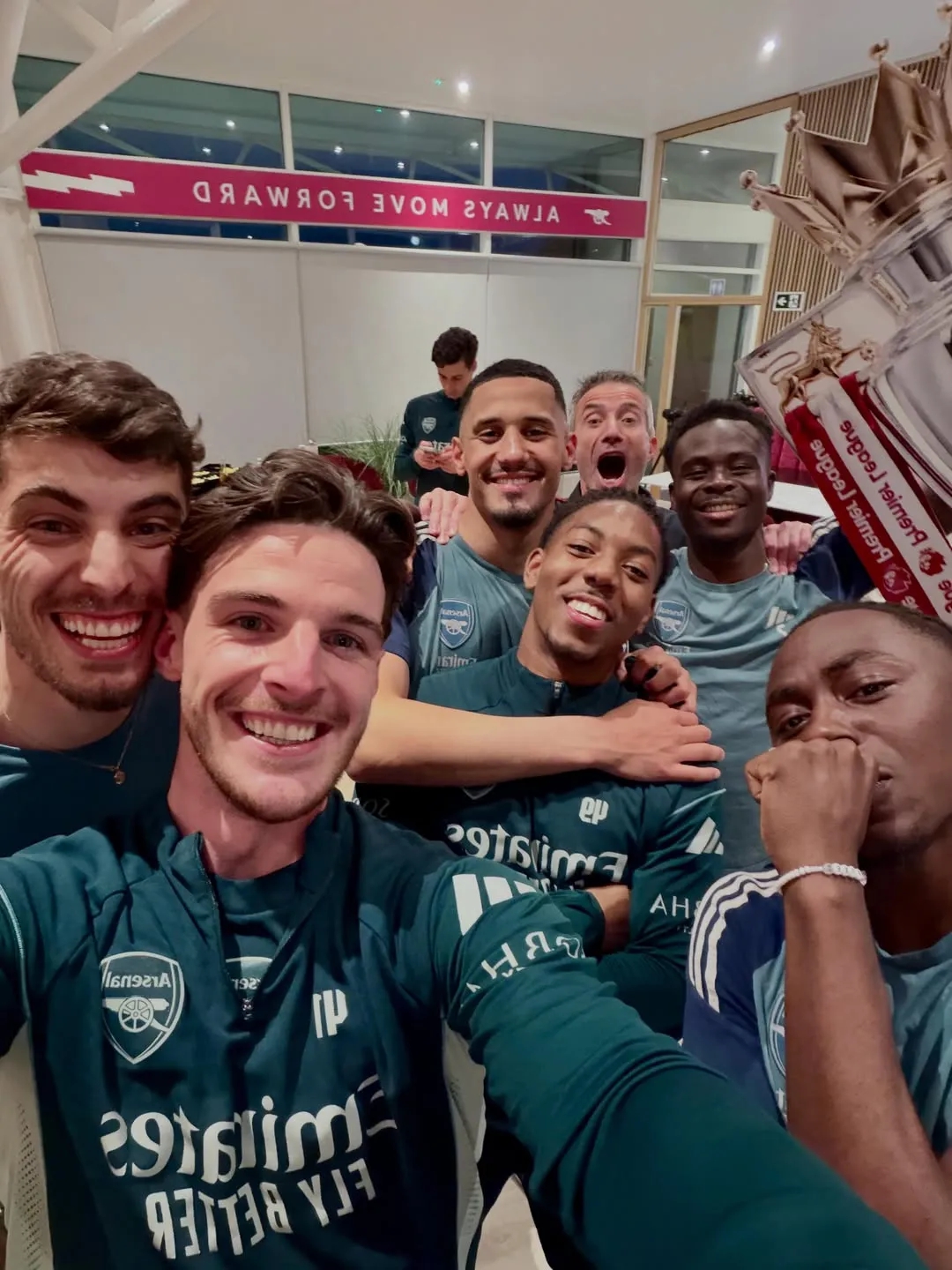 Các ngôi sao Arsenal ăn mừng cuồng nhiệt sau chức vô địch - Ảnh 2. Các ngôi sao Arsenal ăn mừng cuồng nhiệt sau chức vô địch
