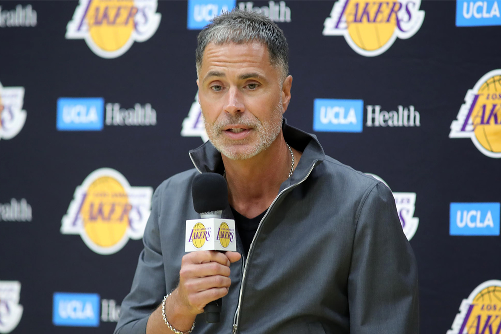 Rob Pelinka chia sẻ về hợp tác với Luka Doncic Chủ tịch Pelinka và Luka Doncic trao đổi